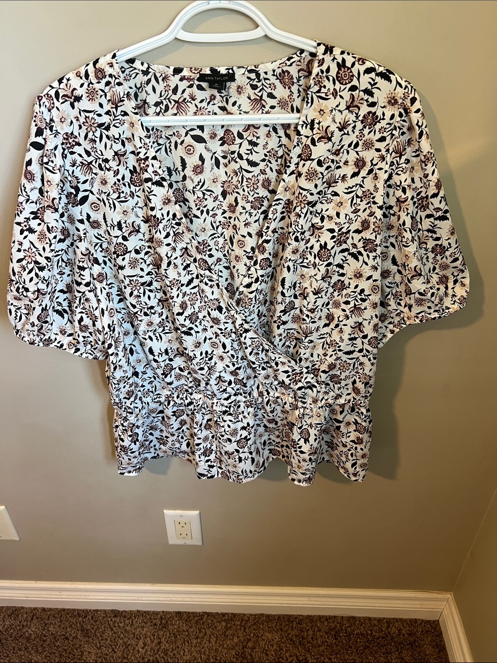 Ann Taylor Floral Wrap Blouse XL Brown White Peplum Short Sleeve Cottagecore